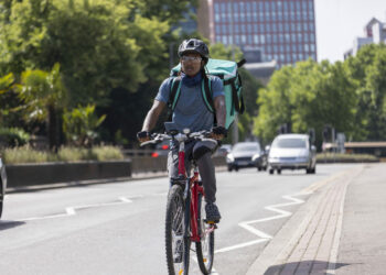 Heroes from Above But Not (Always) from Within? Gig workers’ reactions to the sudden public moralization of their work